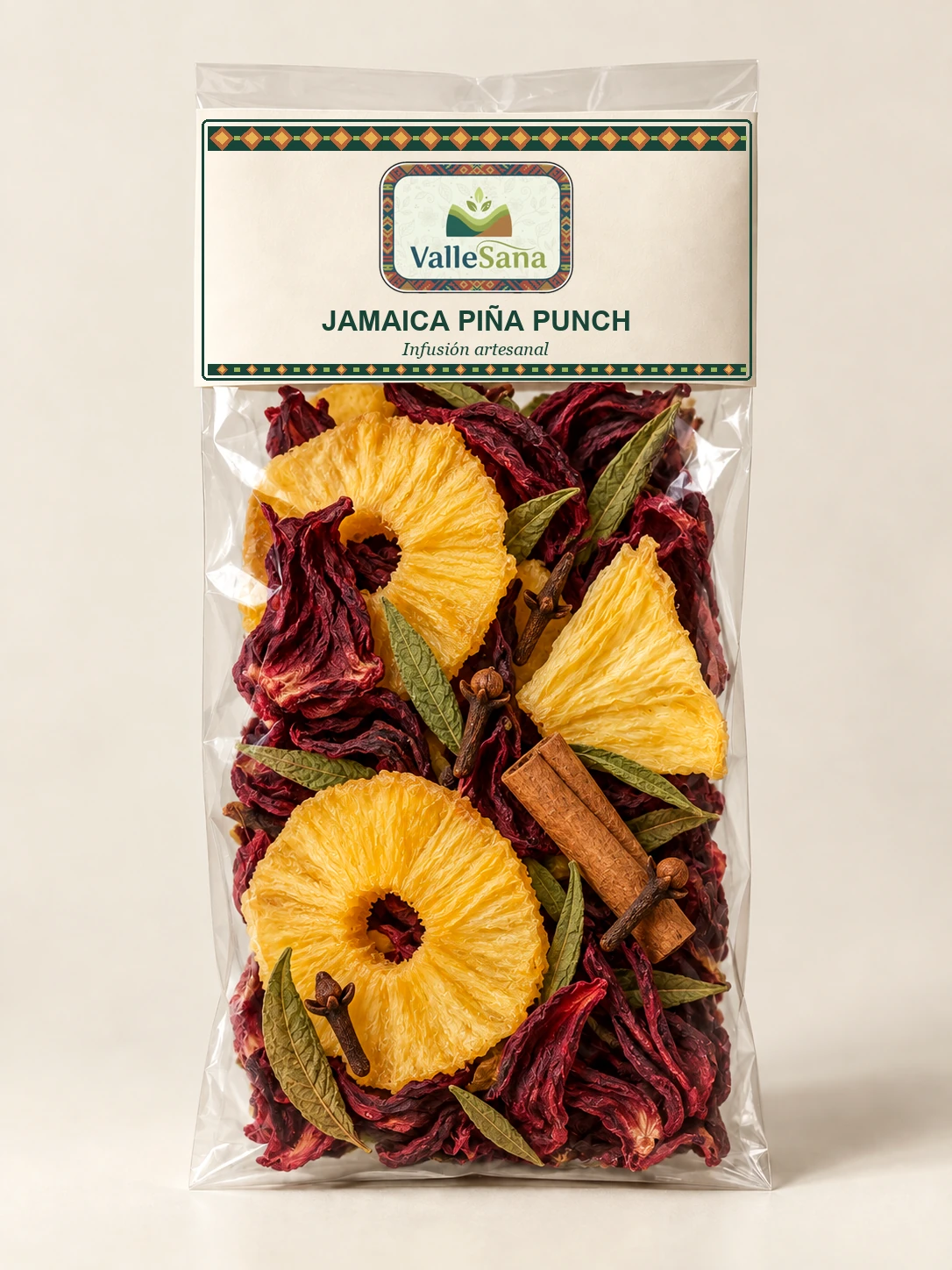 Presentación de Jamaica Piña Punch con flor de Jamaica, piña, cedrón, canela y clavo
