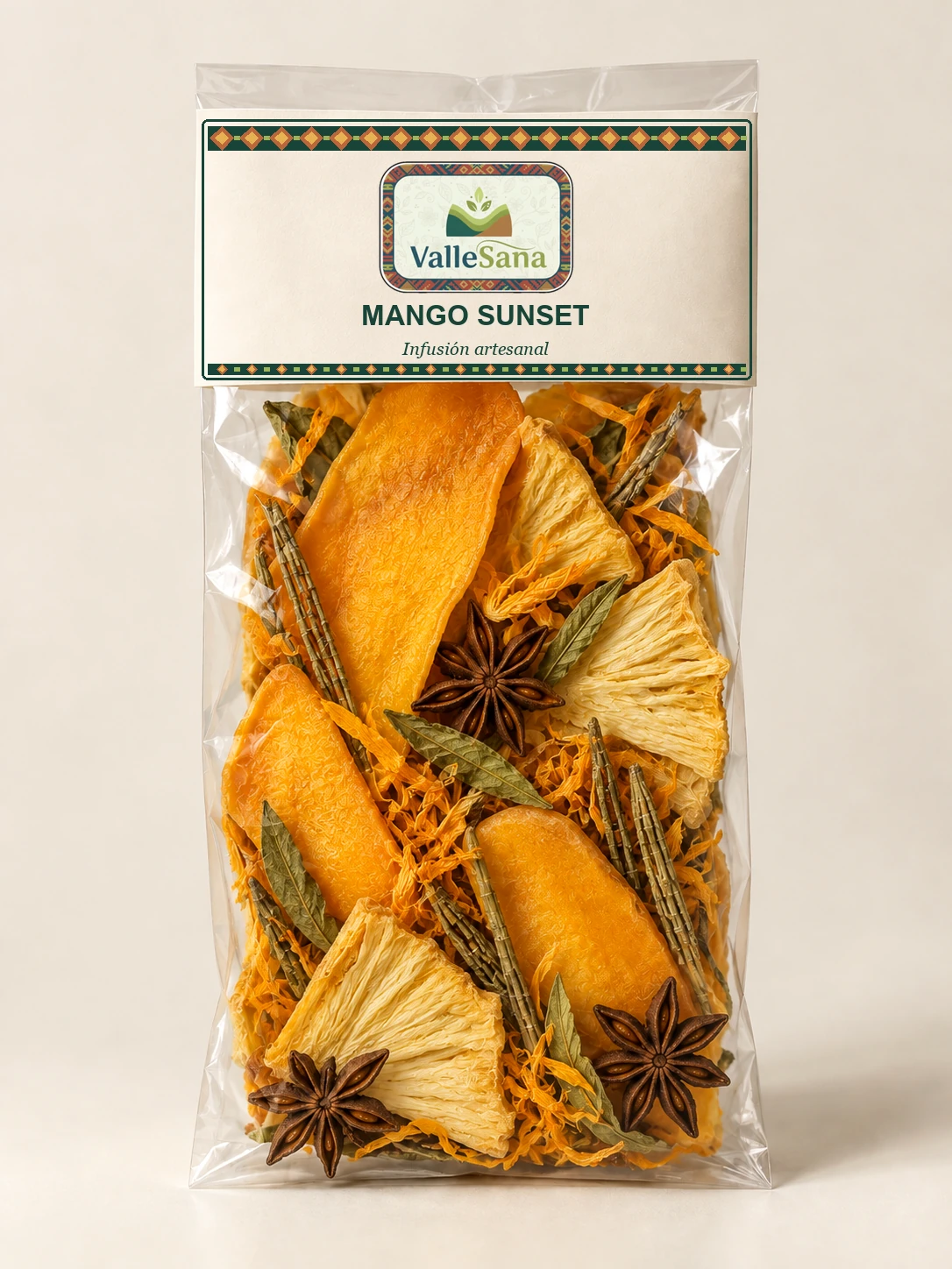 Presentación de Mango Sunset con mango, piña, caléndula, anís estrella y hierbas